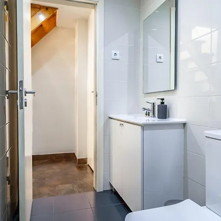 Apartament Cozy Ground Floor With Ac And Loft Bedroom By Lisbeyond